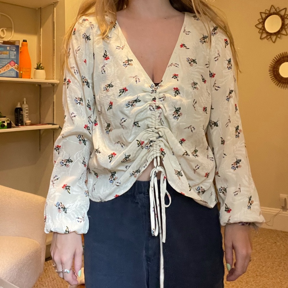Beautiful adjustable blouse w silky floral pattern